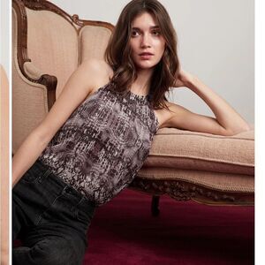 VELVET by GRAHAM & SPENCER Debbie Metallic Halter
Size medium